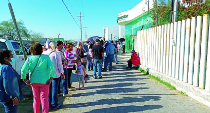 Abuelitos hacen filas para cobrar pensión en Banco Bienestar