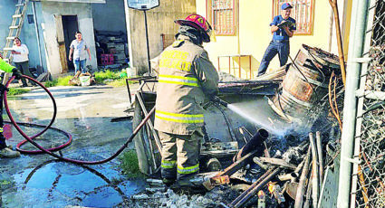 Se quema parte trasera de tienda de abarrotes; incendio provoca daños materiales