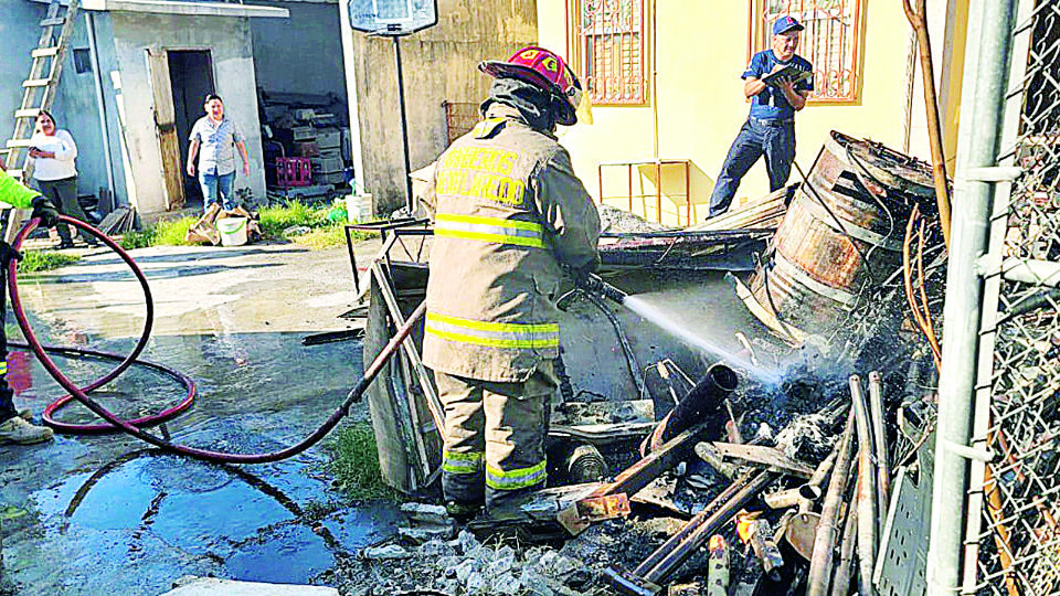 El fuego destruyó gran cantidad de enseres en el patio.