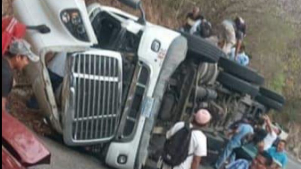 Roban cerveza de tráiler que volcó en la carretera