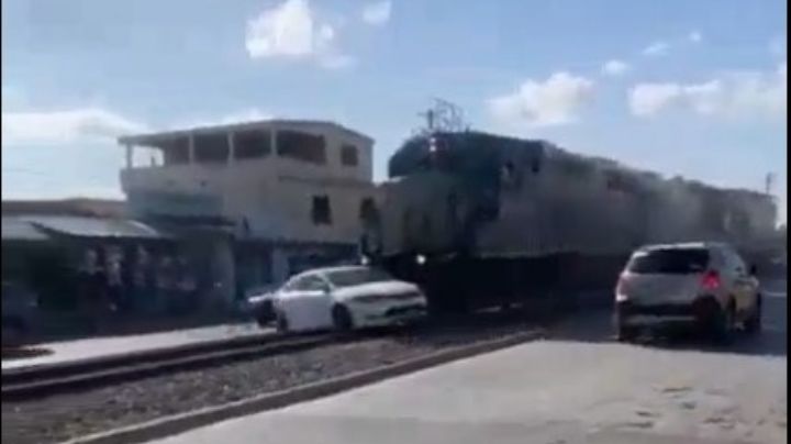 Tren arrastra a un auto en Tamaulipas por más de 50 metros | VIDEO