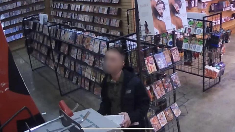 Hombre roba en tienda de juguetes sexuales y comete un error