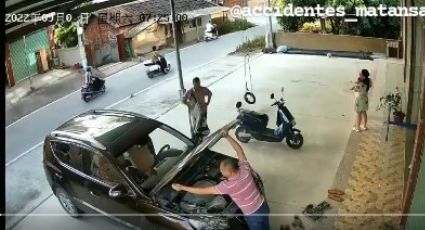 Mecánico es atropellado por el carro que él mismo arregla | VIDEO