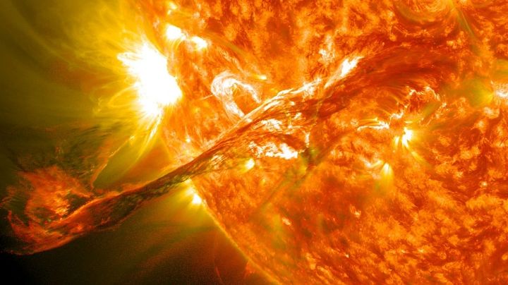 Detectan poderosa llamarada solar; podría generar apagones en la Tierra: NASA