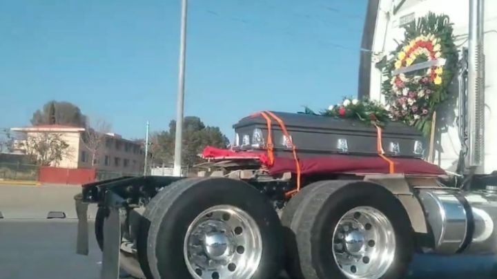 Tráiler transportó ataúd durante una caravana fúnebre en Saltillo | VIDEO