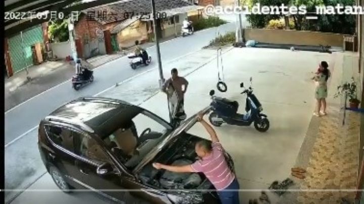 Mecánico es atropellado por el carro que él mismo arregla | VIDEO