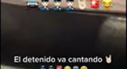 Cantando a todo pulmón las de RBD se fue detenido en la patrulla | VIDEO