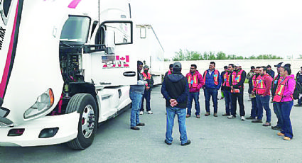 Jóvenes desean ser operadores de tractocamiones; reciben beca en el Cecati