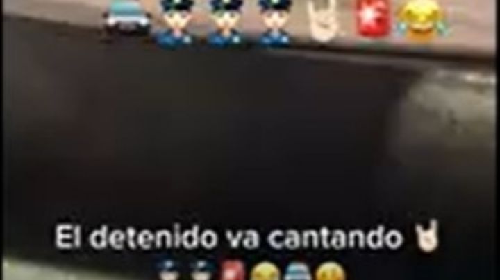 Cantando a todo pulmón las de RBD se fue detenido en la patrulla | VIDEO