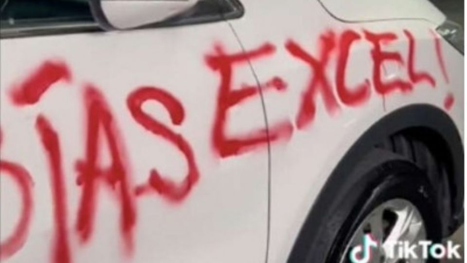 Por arruinar un trabajo, un compañero le rayó la camioneta con pintura roja