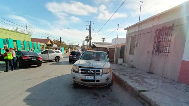 Conductora totalmente ebria destroza dos vehículos en la colonia Mirador