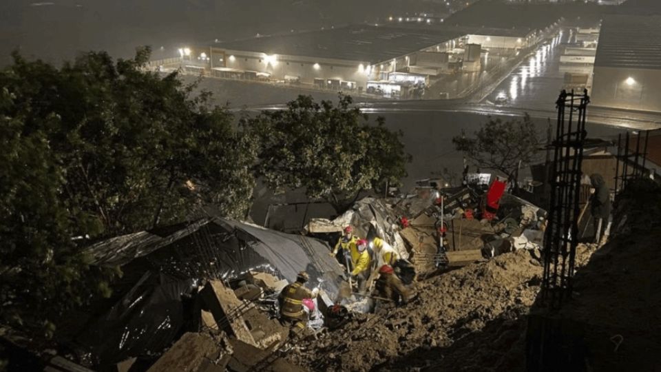 Las autoridades tuvieron que suspender las labores de rescate hasta entrada la mañana, debido a la peligrosidad de otro derrumbe en el sitio