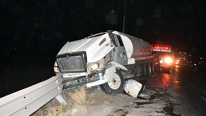 Tráiler destroza a pipa de agua por esquivar a camioneta en el Anillo Periférico