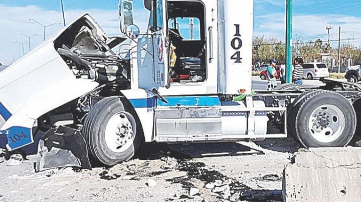 Embiste tráiler a dos autos en Carretera a Piedras Negras; hay dos heridos