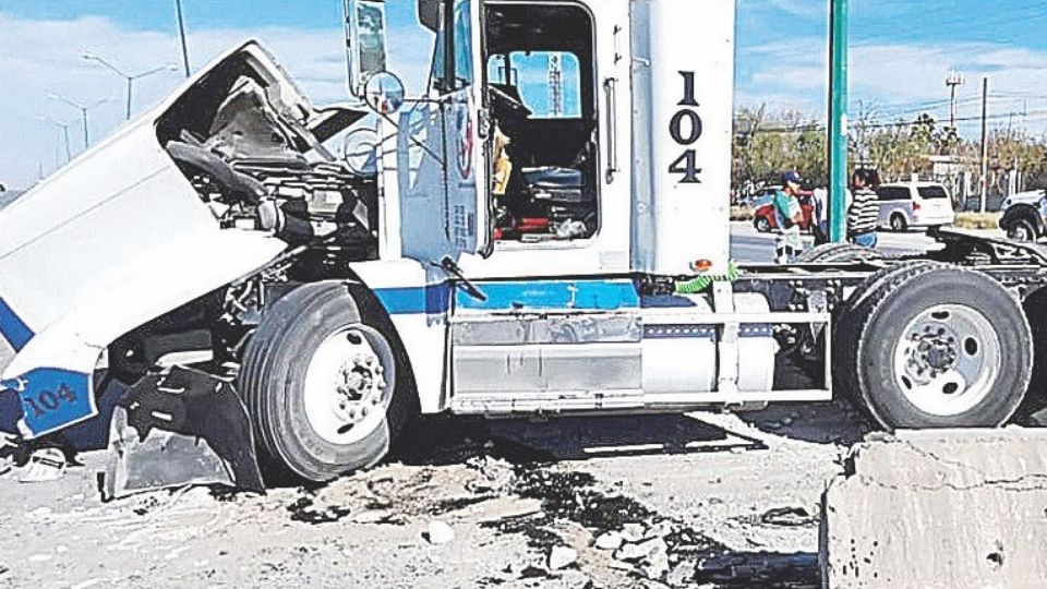 El tráiler fue a estrellarse contra los muros de concreto que sirven de contención.