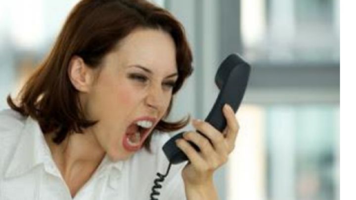 Mujer regaña a su novio en llamada por teléfono; 'usted, del trabajo para la casa'