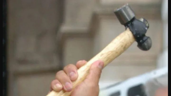 Joven ataca con martillo a hombre en Durango; lo acusa de abusar de él cuando niño