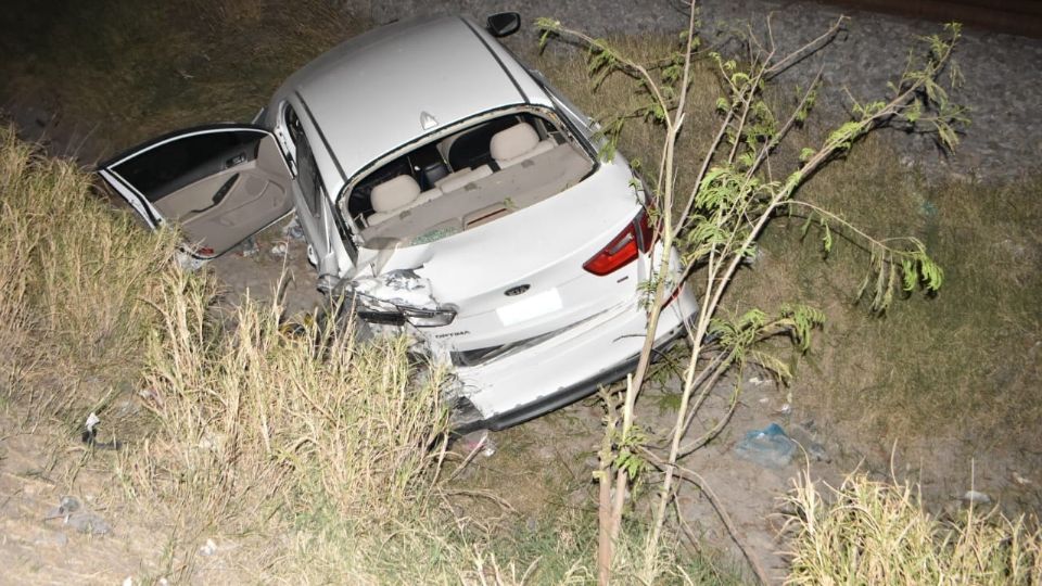 El Kia Optima terminó en el barranco de los rieles.