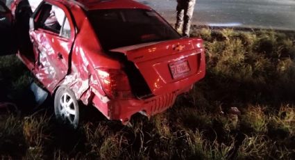 Aparatoso accidente entre auto y tráiler en Linares; sale barato, hay tres lesionados