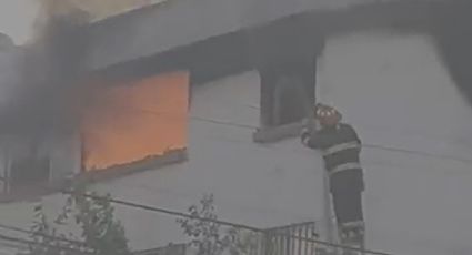 Así rescataron los bomberos a un hombre de entre las llamas | VIDEO