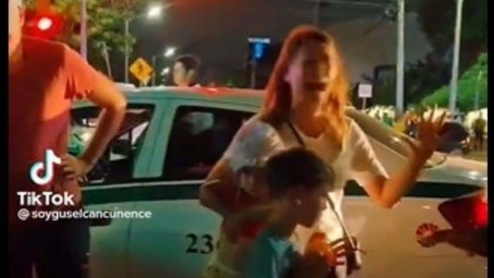 Una familia fue bajada de un Uber por taxistas del Aeropuerto de Cancún