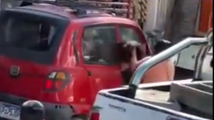 Mujer descubre infidelidad de su esposo y jalonea de los cabellos a amante | VIDEO