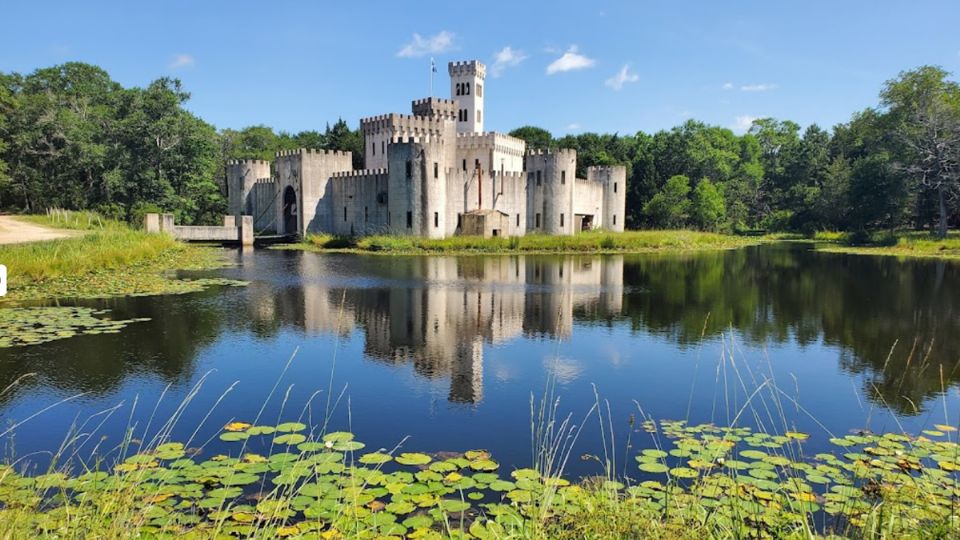 Newman's Castle se encuentra en Bellville, Texas, a cuatro horas y media de Laredo, Texas.