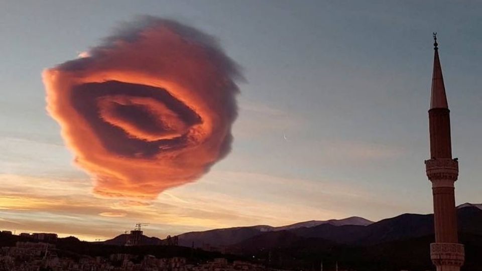 La nube lenticular provocó asombro en Bursa, Turquía.