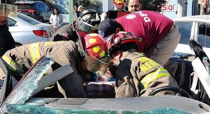 Rescatan a una joven de los hierros retorcidos en fuerte choque en la Calle Jesús Carranza