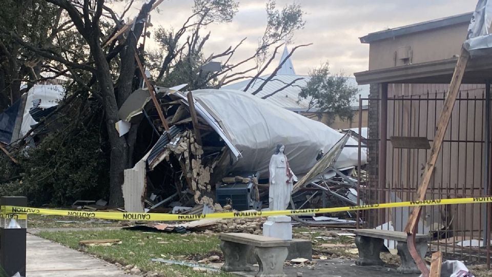 Tornado en Deer Park dejó graves daños en viviendas y negocios.