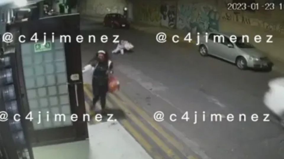 Dejan a niña sola en medio de balacera