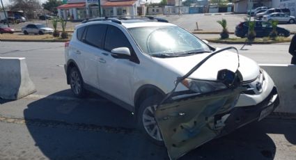 Choca y le arranca puerta a el carro; hay una mujer lesionada