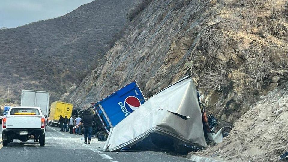 Muere chofer en volcadura en Oaxaca