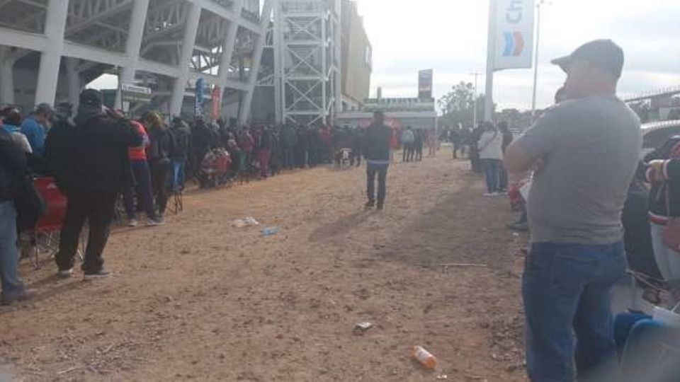 La gente hizo fila después de tirar el alambrado y llegar hasta las taquillas