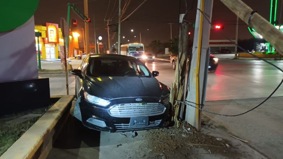 El auto quedó 'atrapado' en la jardinera.