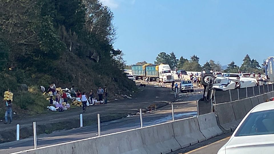 Roban toneladas de dulces de camión volcado