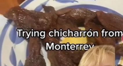 Joven descubre el chicharrón y afirma que en su país es un platillo de lujo | VIDEO