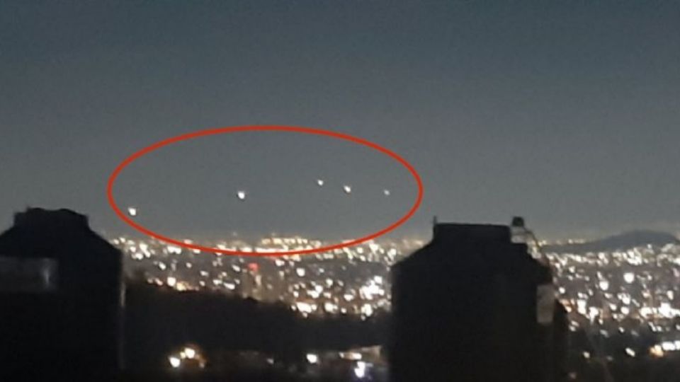 Los extraños objetos voladores brillantes se mantuvieron estáticos en el cielo capitalino durante dos horas, despertando la curiosidad de las personas