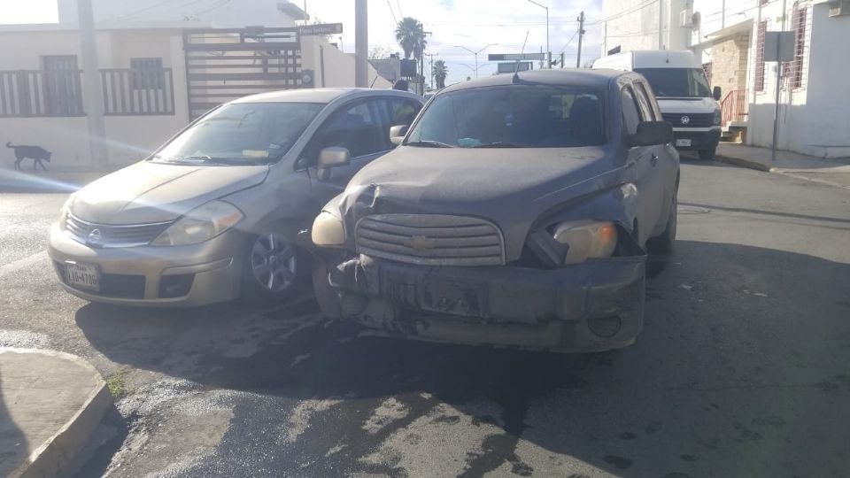 La conductora de una Chevrolet HHR no respetó la señal de alto y en crucero choca contra el carro Nissan Versa 2009