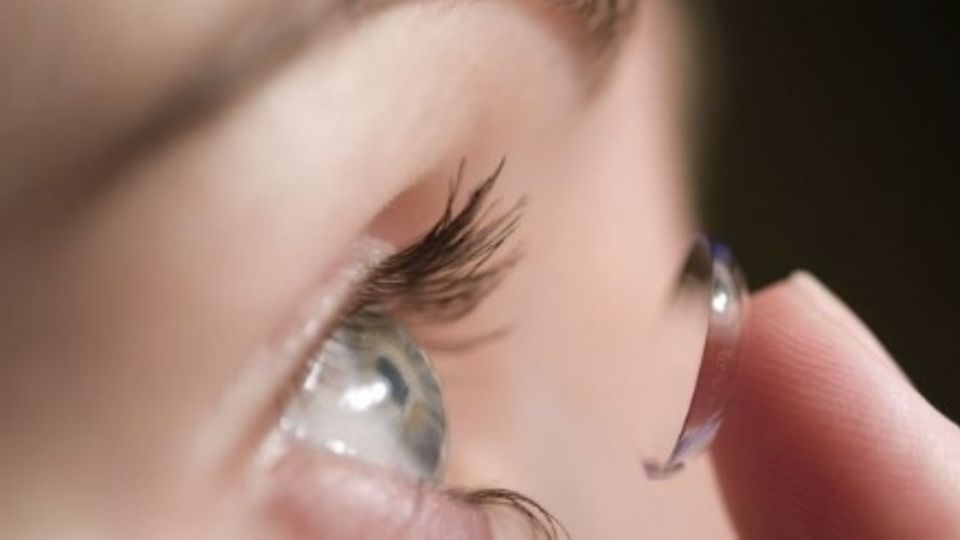 Por no tener cuidado con sus lentes de contacto, esta joven perdió la vista del ojo