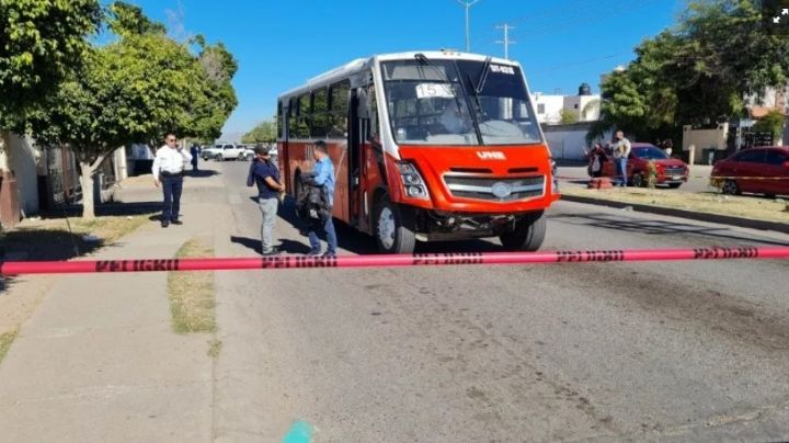 Mujer se atora al bajar del camión y muere aplastada; su bebé sale ilesa