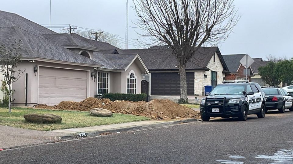 Una serie de huesos fueron encontrados mientras se excavaba para hacer una alberca, fue la sorpresa que se llevaron albañiles y el dueño de una residencia en la cuadra 4 de calle Northstar, colonia Crown Ridge.