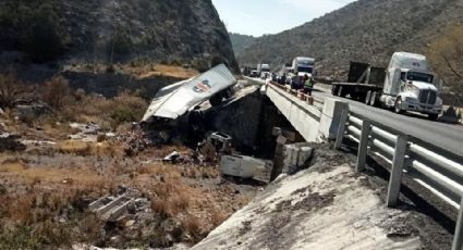 Tráiler cae a barranco en Los Chorros; operador está grave