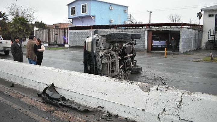 Derrapa y se vuelca en la Avenida César López de Lara; queda estampado en el muro divisor