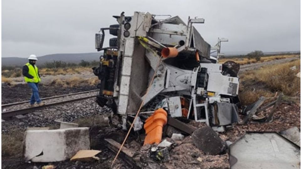 El camión de la CFE quedó destruido