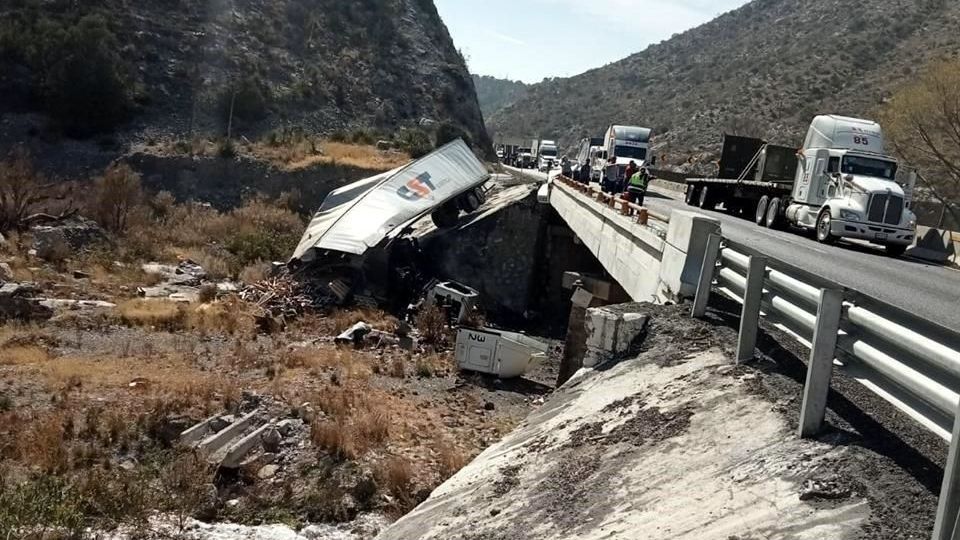 Un tráiler se salió del camino en Los Chorros