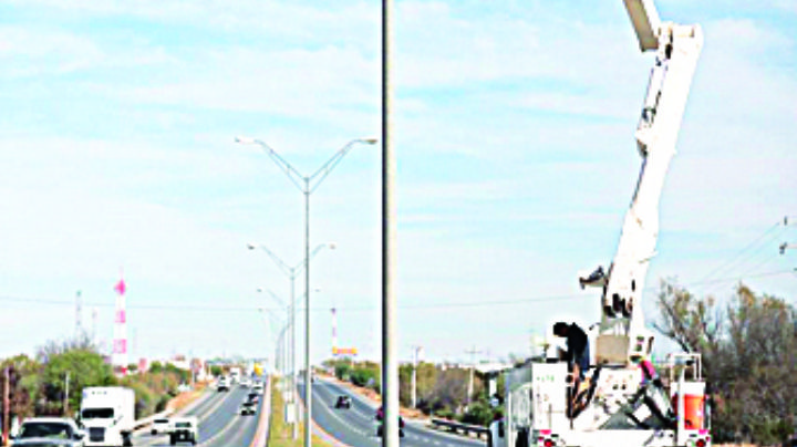 Colocan luminarias LED en Carretera Nacional; instalan 150