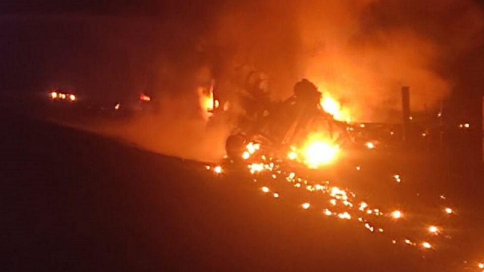 Una pipa volcó sobre la carretera y el operador murió calcinado