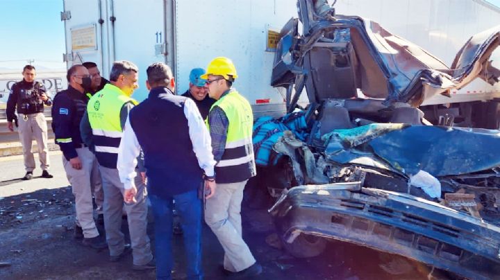 Encontronazo de tráiler y una revolvedora en la Carretera 57 deja una mujer muerta y 10 heridos