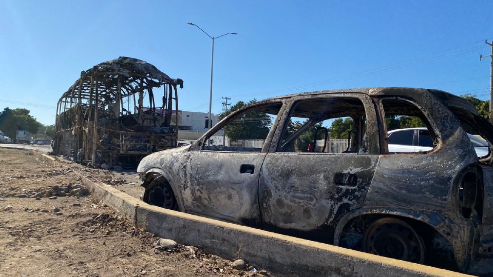 Los automóviles y autobuses fueron removidos a los costados de las calles y avenidas en Culiacán por las autoridades.